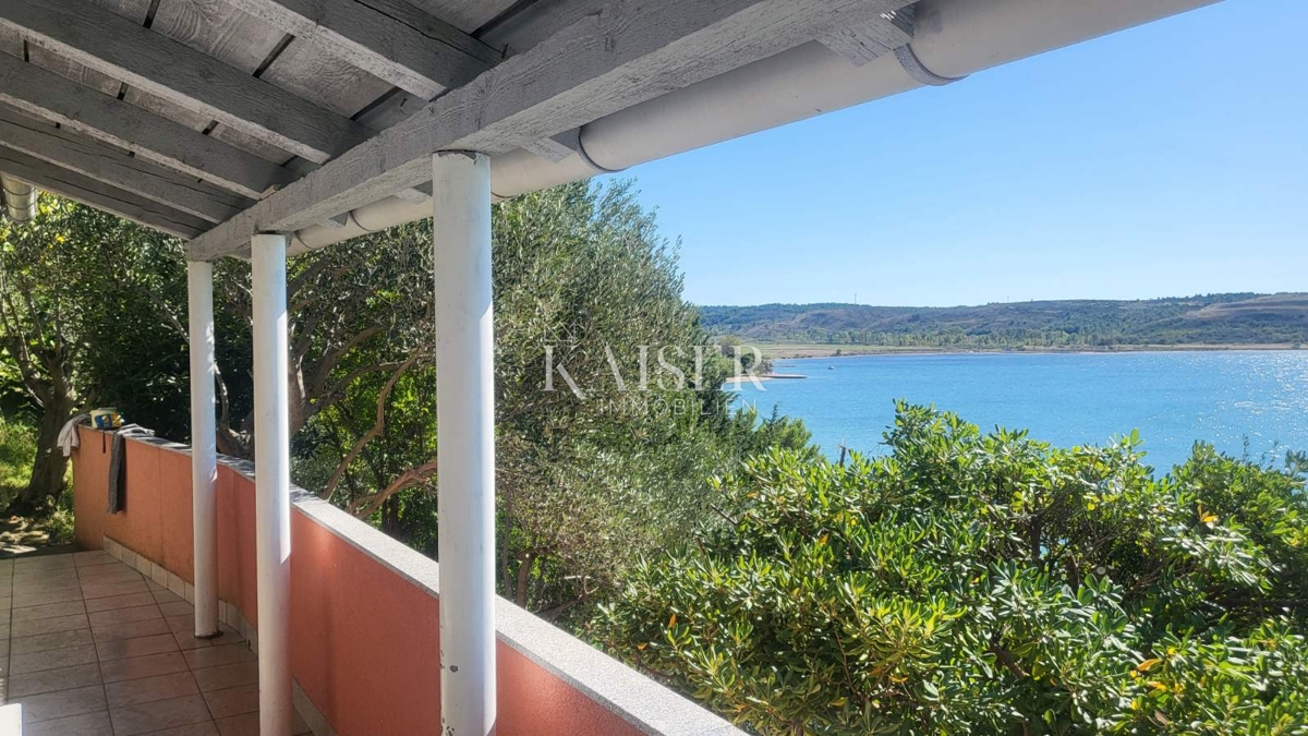 Zadar – Rtina 937 m2 prva vrsta do morja