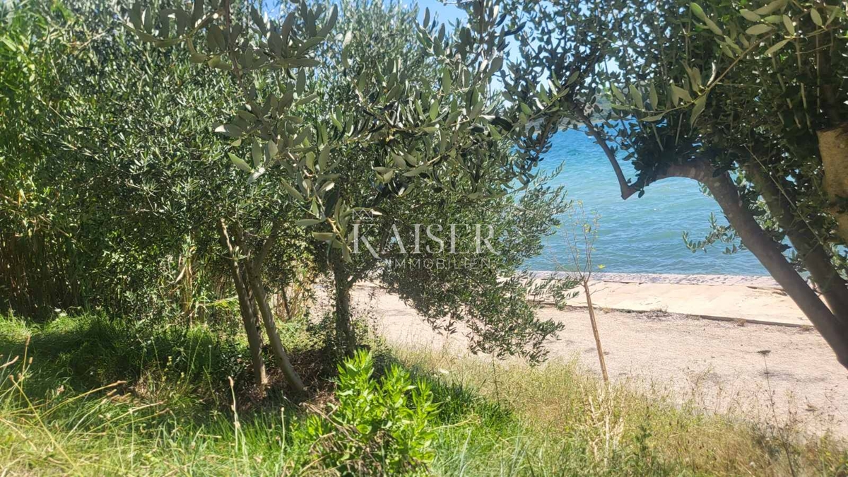 Zadar – Rtina 937 m2 prva vrsta do morja