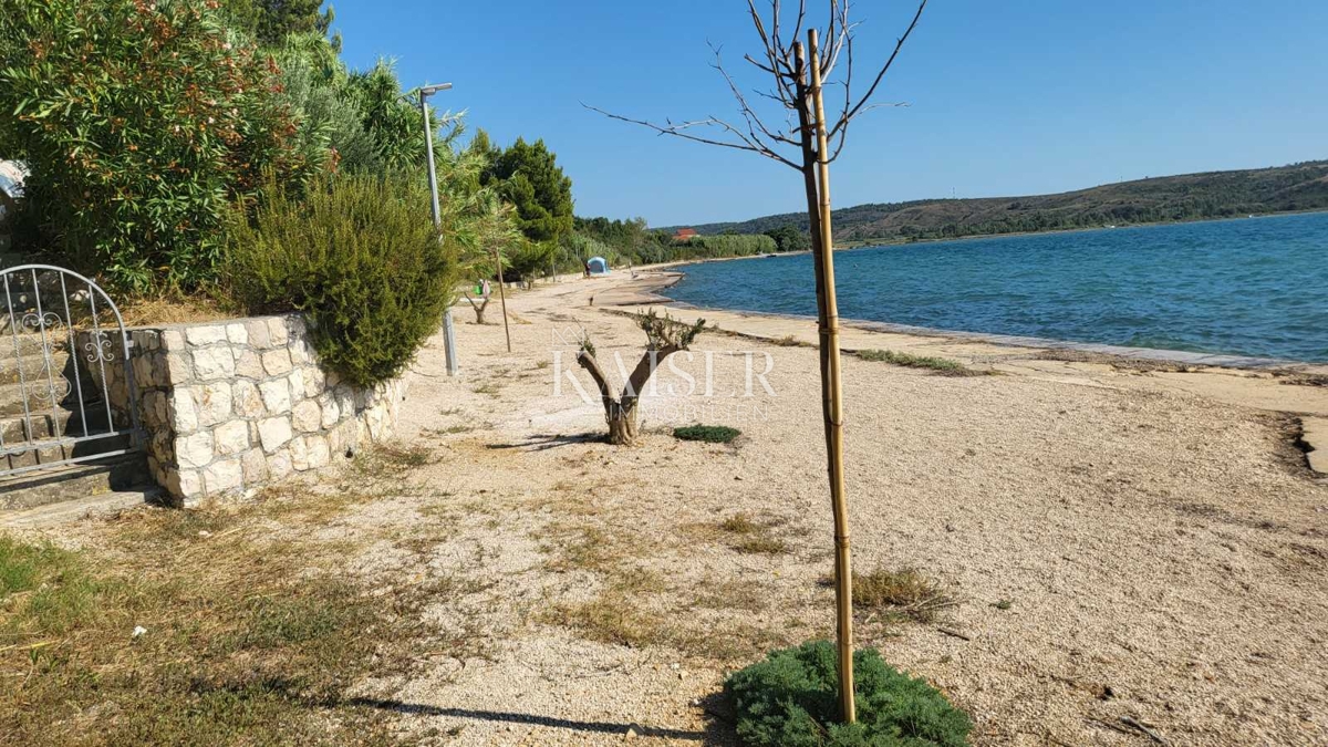 Zadar – Rtina 937 m2 prva vrsta do morja