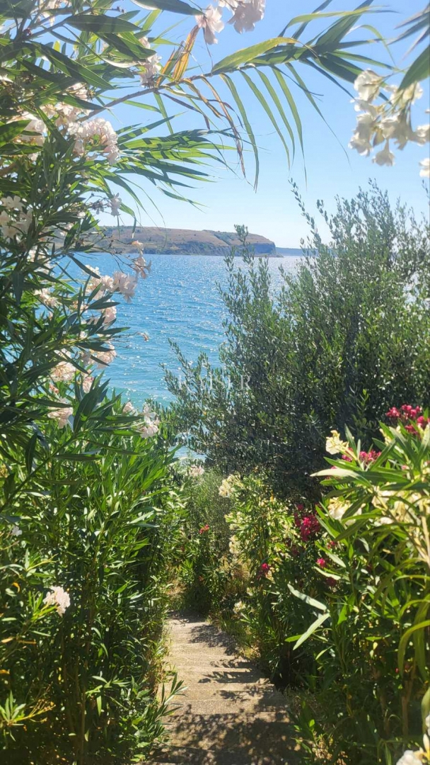 Zadar – Rtina 937 m2 prva vrsta do morja