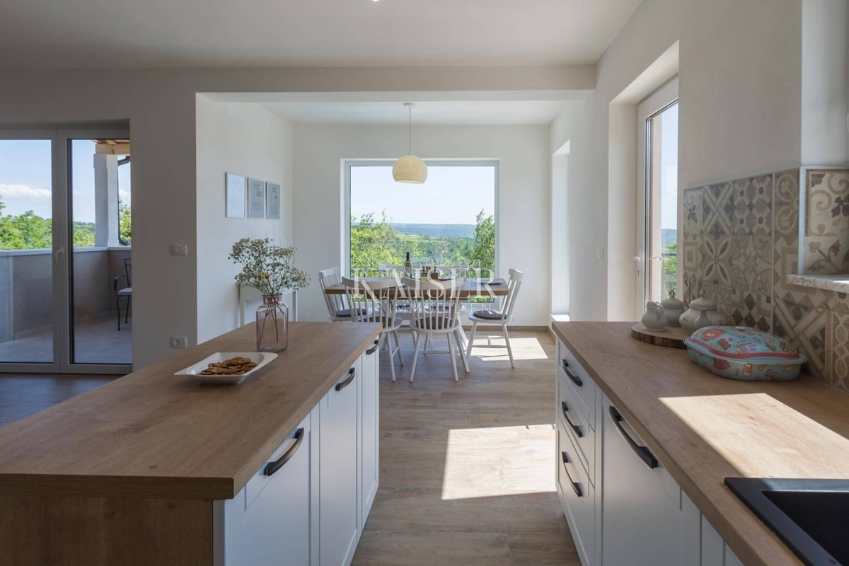 Istra, Buje - Hiša 150m2 z bazenom in pogledom na morje