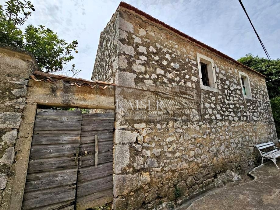 Zadar - Lukoran kamnita hiša za prenovo 94 m2