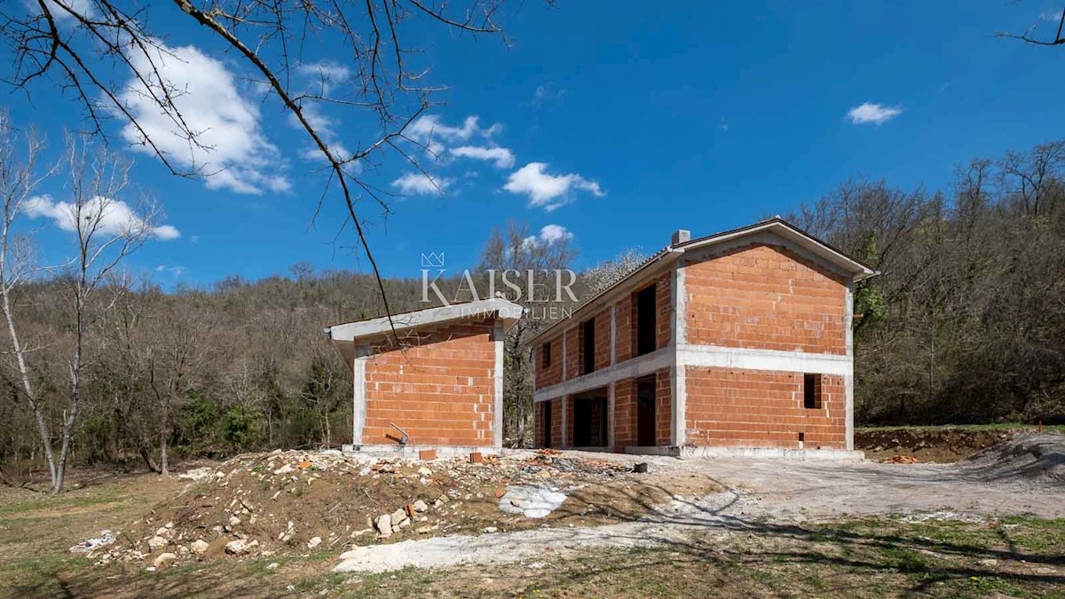 Istra, Kotli - hiša v gradnji z veliko parcelo 2400 m2 + 5100 m2