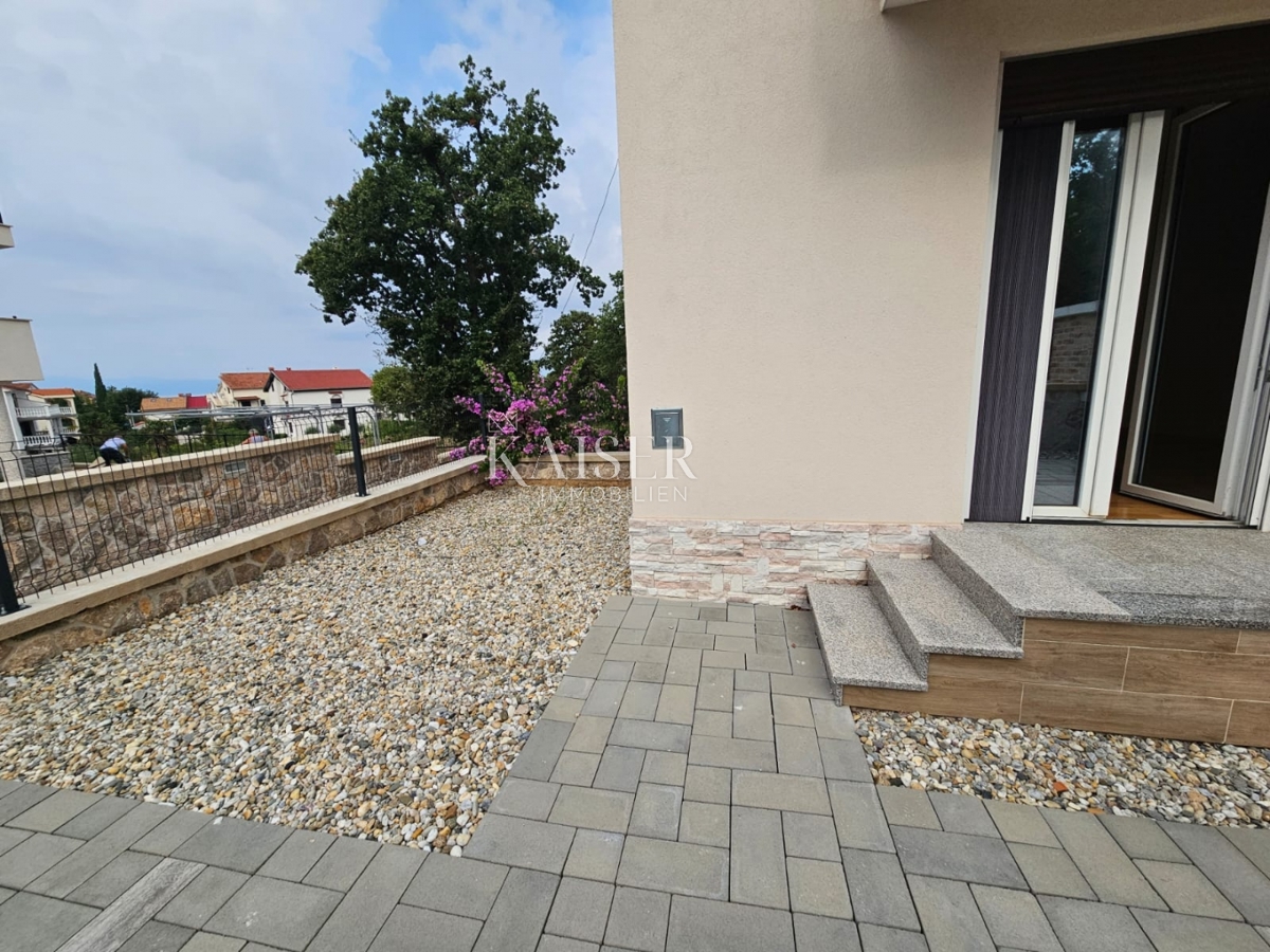 Otok Krk, Njivice - apartma 74m2 v novogradnji, z dvoriščem