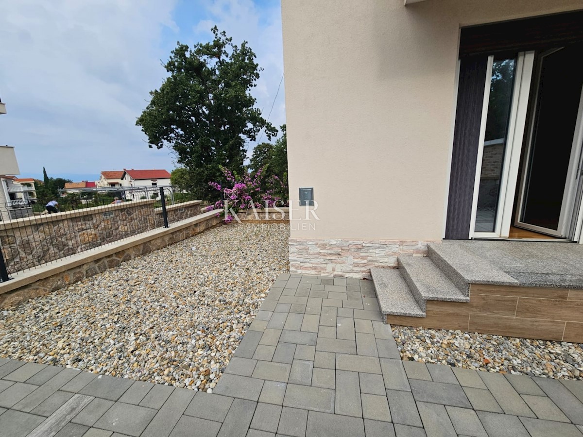 Otok Krk, Njivice - apartma 74m2 v novogradnji, z dvoriščem