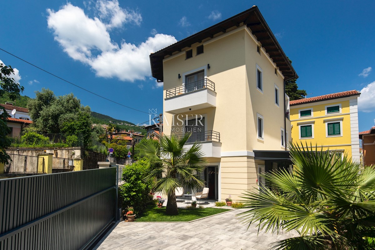 Opatija - luksuzno zasnovana vila, 216m2