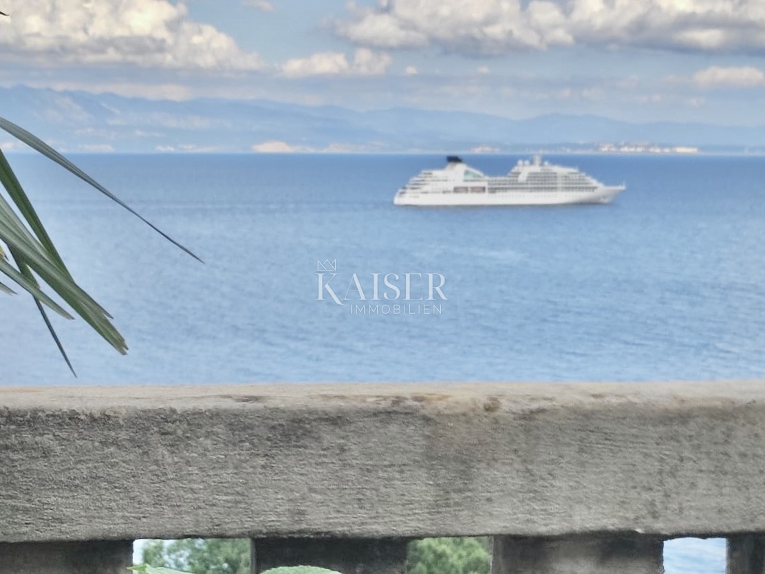 Opatija – Celotno nadstropje + podstrešje zgodovinske vile 100 m od morja