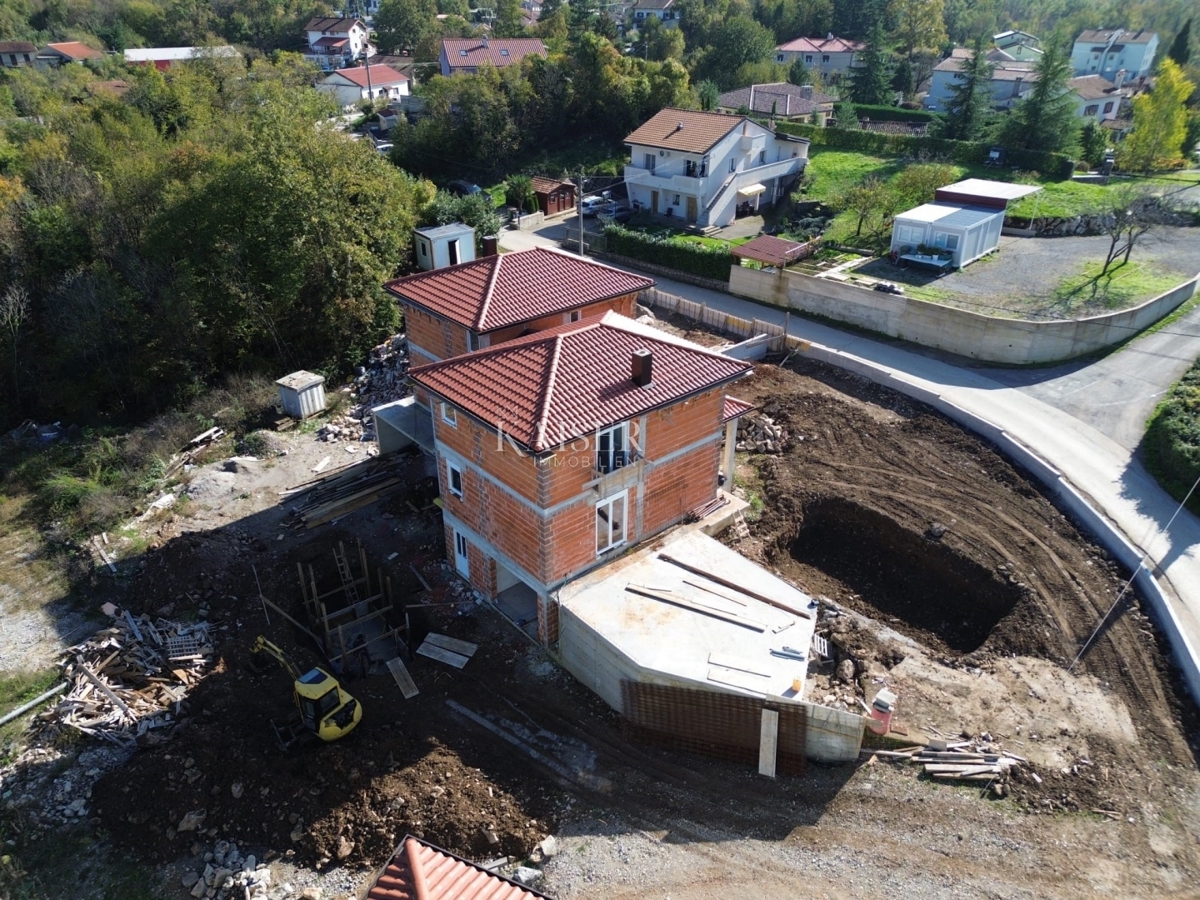 Matulji - trietažno stanovanje, novogradnja na mirni lokaciji