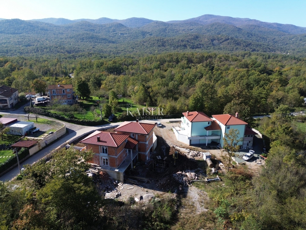 Matulji - trietažno stanovanje, novogradnja na mirni lokaciji