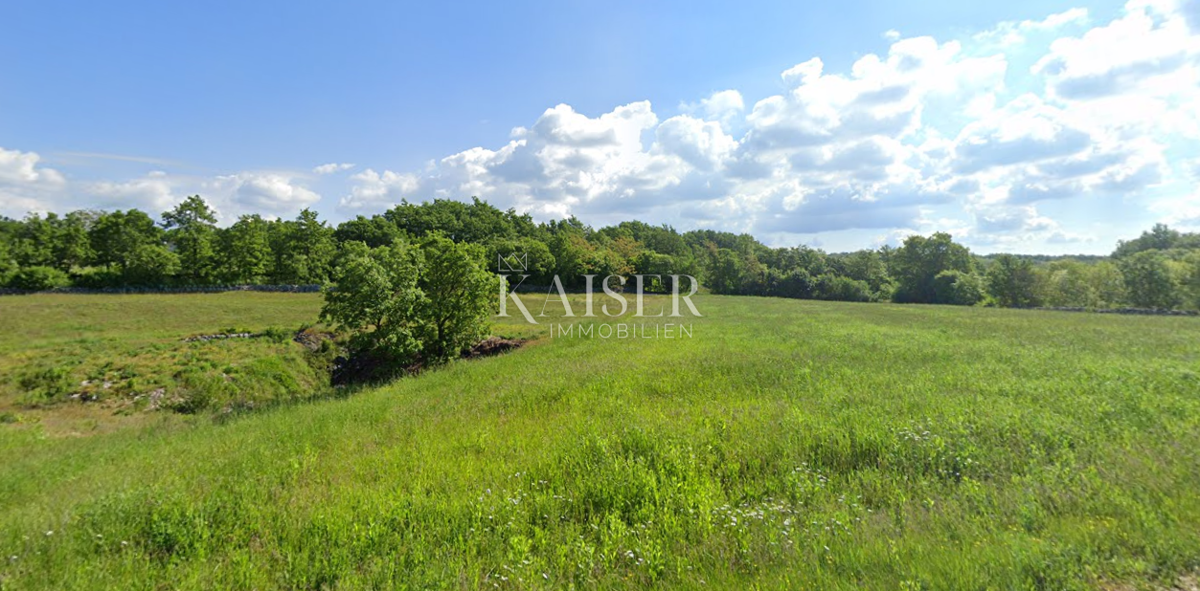 Istra, Sveti Petar u Šumi - kmetijsko zemljišče 10.000m2 v bližini gradbenega območja