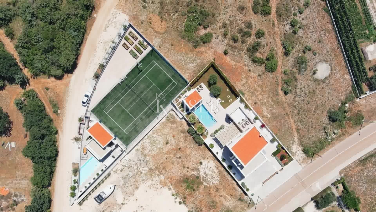Nin, Poljica Brig - edinstvena nepremičnina z dvema hišama, bazenoma in novim projektom vile