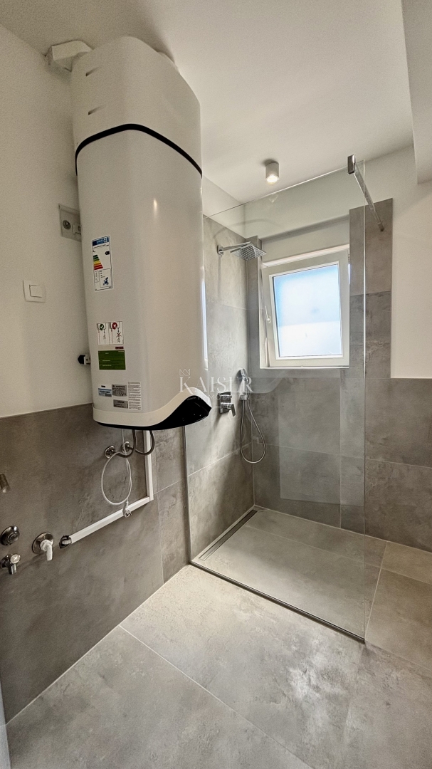 ZADAR–SUKOŠAN: Apartma s strešno teraso, blizu plaže.    