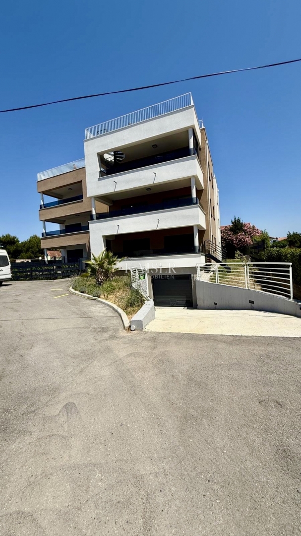 ZADAR–SUKOŠAN: Apartma s strešno teraso, blizu plaže.    