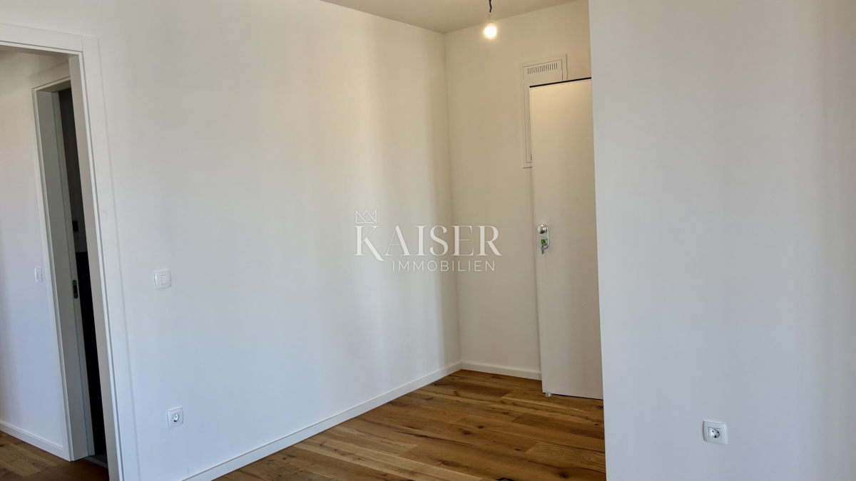 ZADAR–SUKOŠAN: Apartma s strešno teraso, blizu plaže.    
