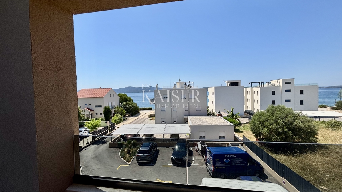 ZADAR–SUKOŠAN: Apartma s strešno teraso, blizu plaže.    