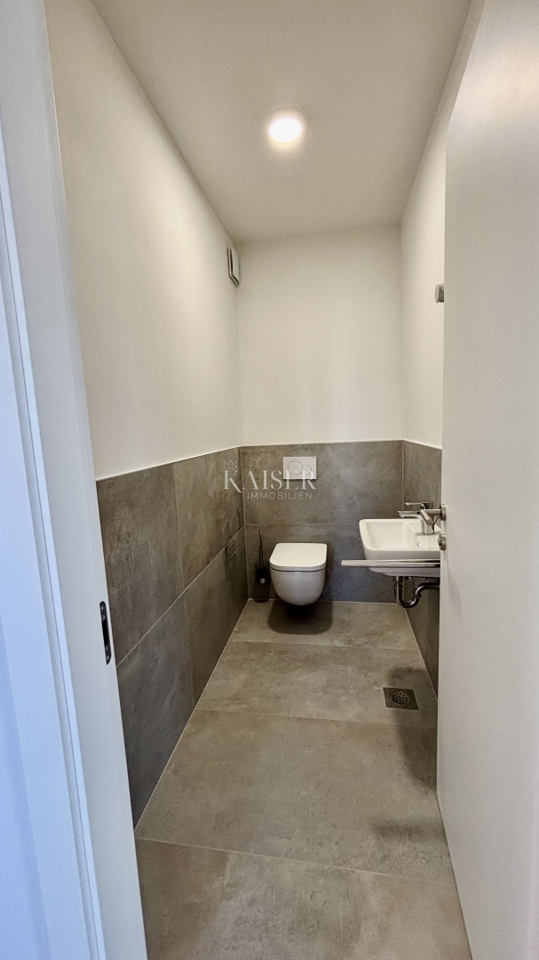 ZADAR–SUKOŠAN: Apartma s strešno teraso, blizu plaže.    