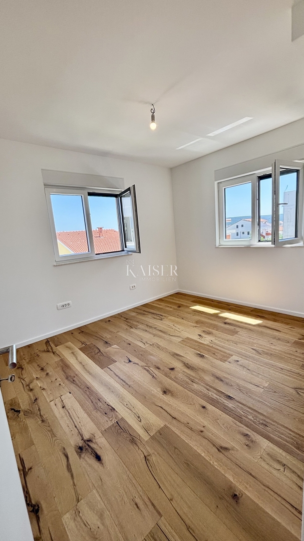 ZADAR–SUKOŠAN: Apartma s strešno teraso, blizu plaže.    