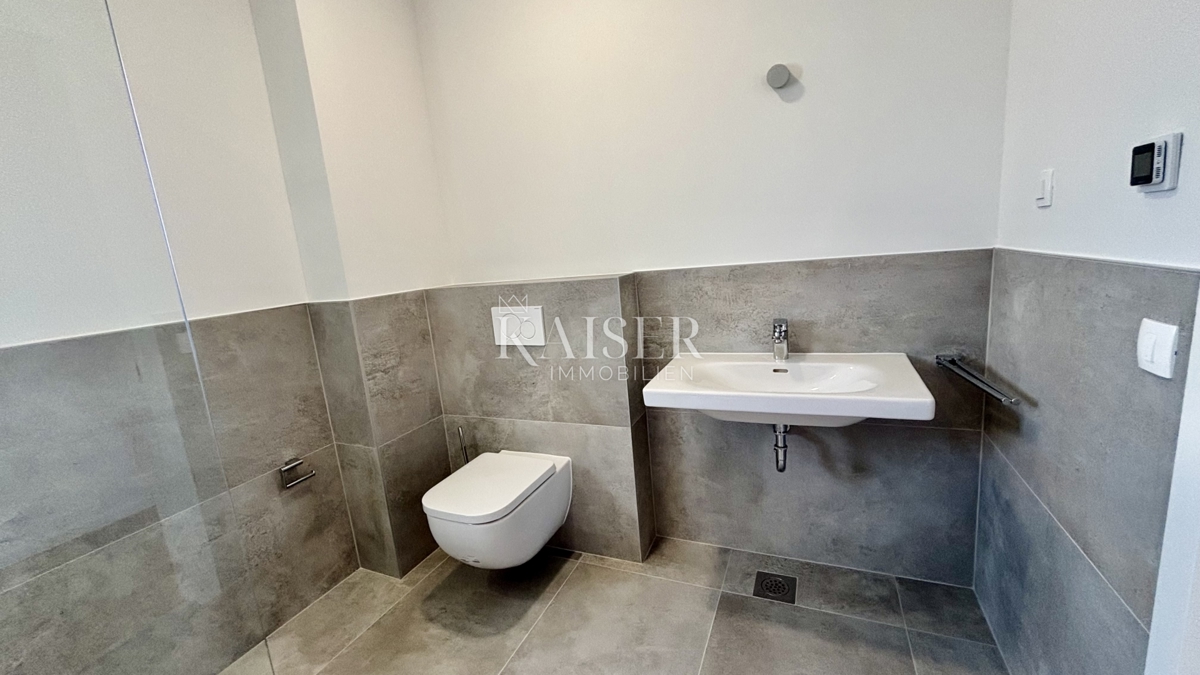 ZADAR–SUKOŠAN: Apartma s strešno teraso, blizu plaže.    