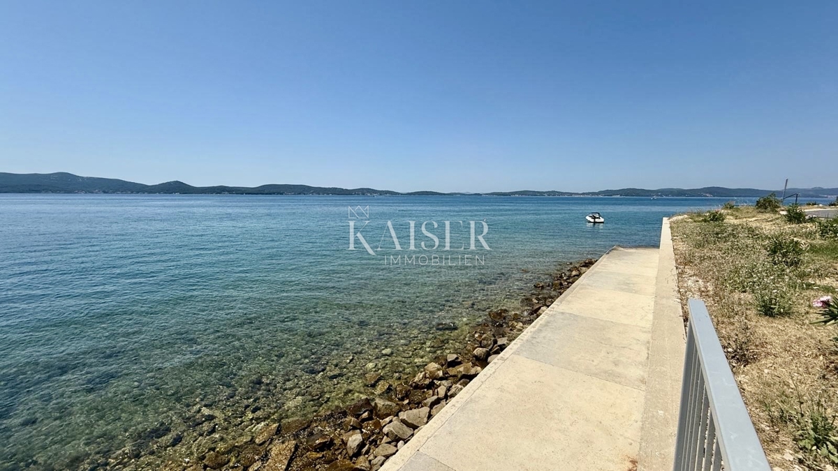 ZADAR–SUKOŠAN: Apartma s strešno teraso, blizu plaže.    