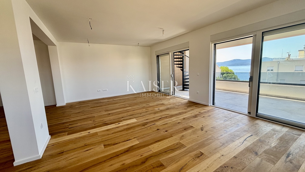 ZADAR–SUKOŠAN: Apartma s strešno teraso, blizu plaže.    