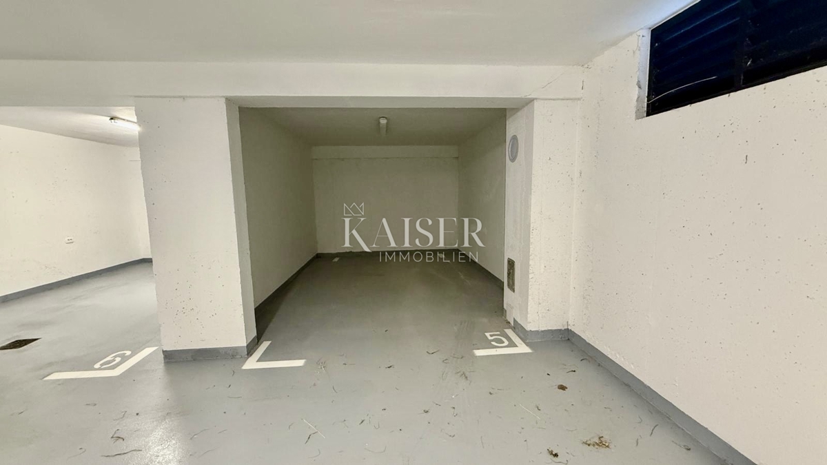 ZADAR–SUKOŠAN: Apartma s strešno teraso, blizu plaže.    
