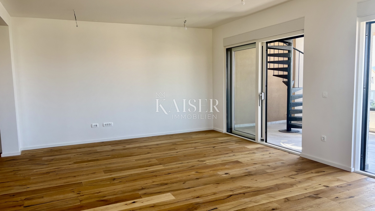 ZADAR–SUKOŠAN: Apartma s strešno teraso, blizu plaže.    