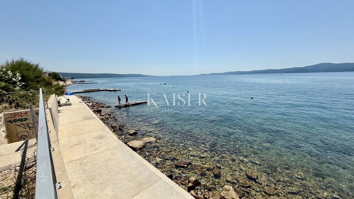 ZADAR–SUKOŠAN: Apartma s strešno teraso, blizu plaže.    