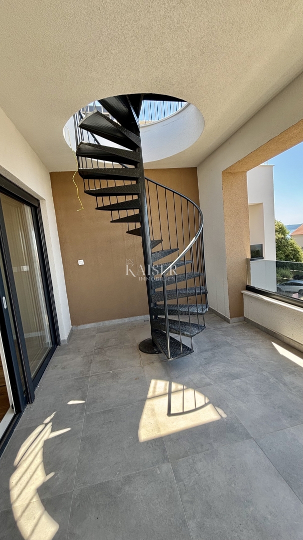 ZADAR–SUKOŠAN: Apartma s strešno teraso, blizu plaže.    