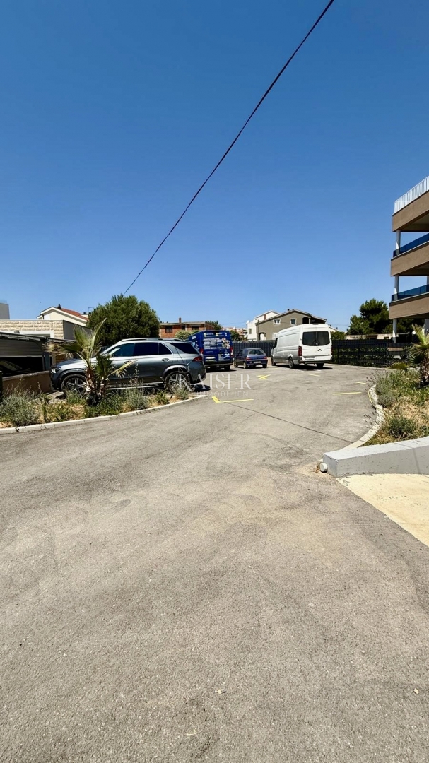 ZADAR–SUKOŠAN: Apartma s strešno teraso, blizu plaže.    