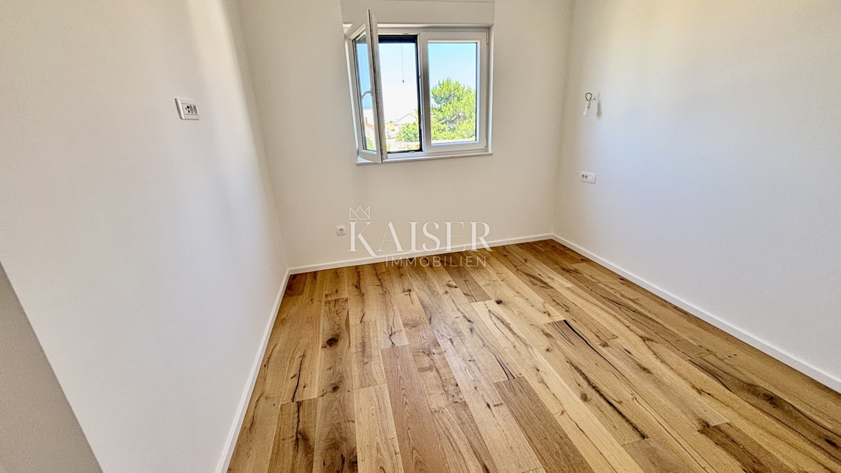 ZADAR–SUKOŠAN: Apartma s strešno teraso, blizu plaže.    