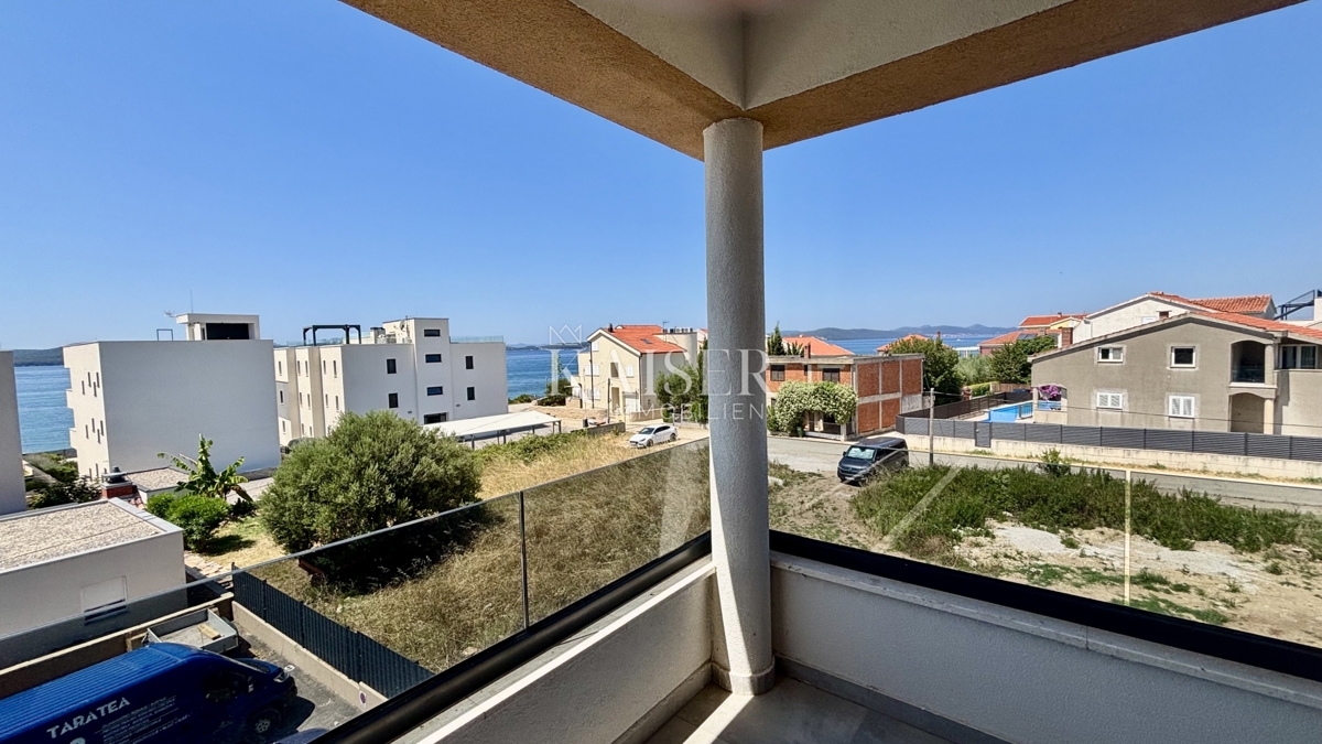 ZADAR–SUKOŠAN: Apartma s strešno teraso, blizu plaže.    