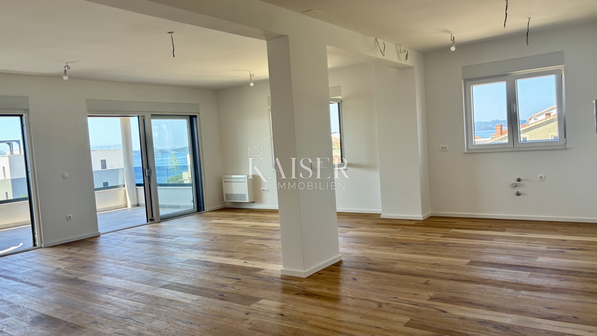 ZADAR–SUKOŠAN: Apartma s strešno teraso, blizu plaže.    