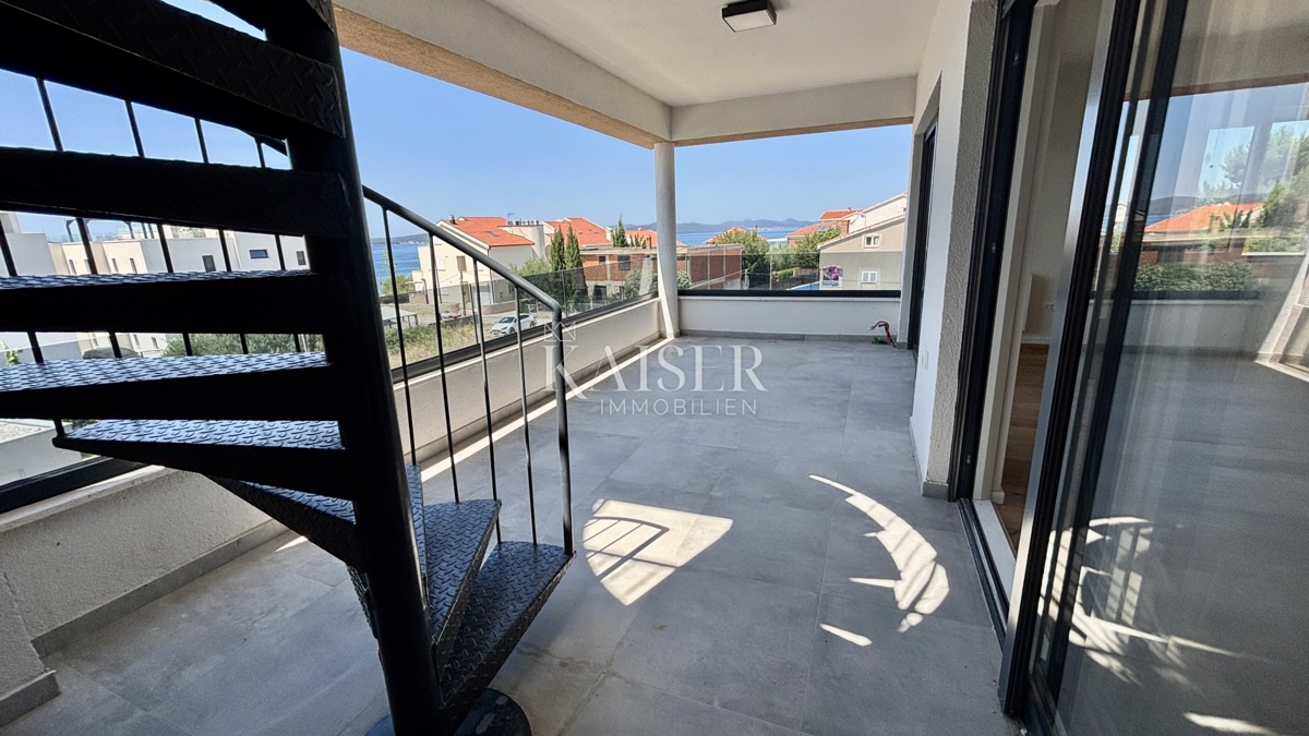 ZADAR–SUKOŠAN: Apartma s strešno teraso, blizu plaže.    