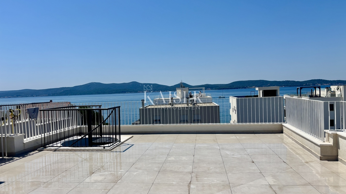 ZADAR–SUKOŠAN: Apartma s strešno teraso, blizu plaže.    