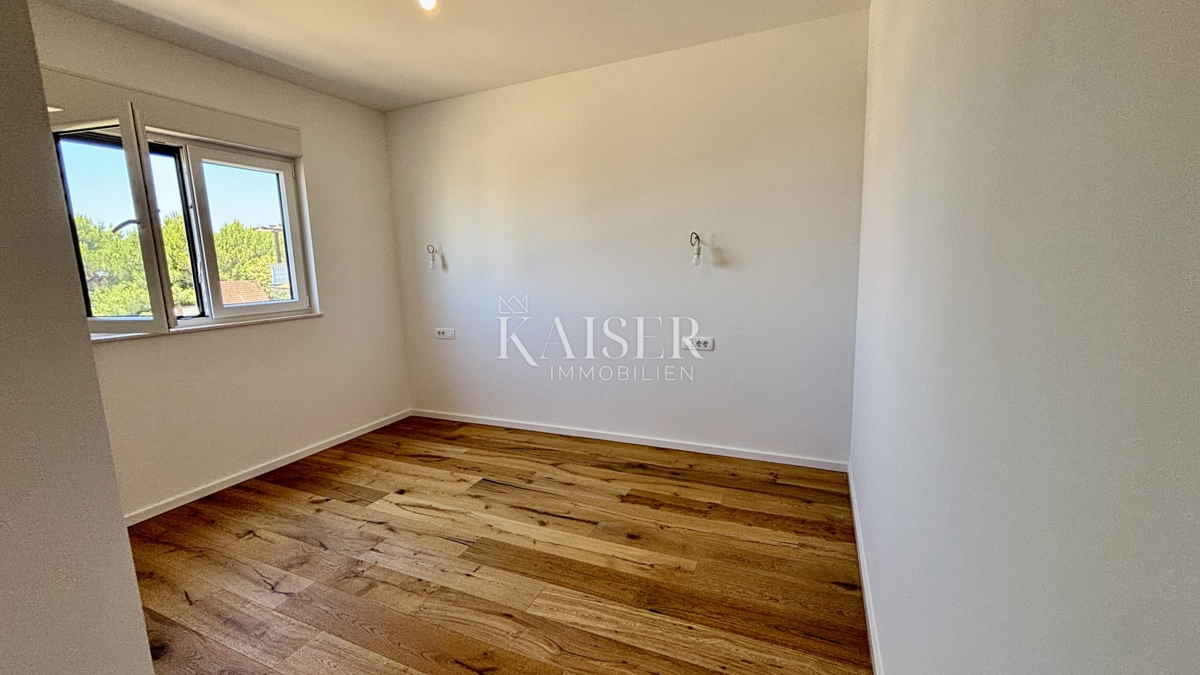 ZADAR–SUKOŠAN: Apartma s strešno teraso, blizu plaže.    