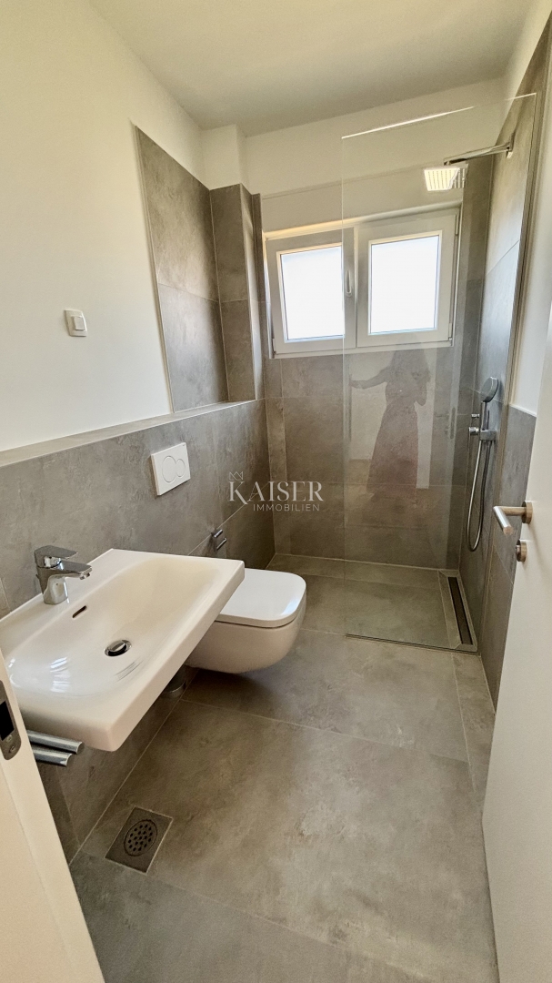 ZADAR–SUKOŠAN: Apartma s strešno teraso, blizu plaže.    