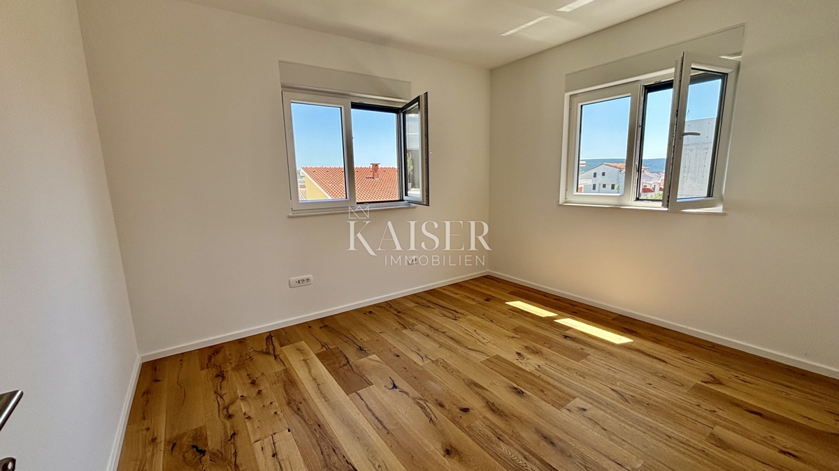 ZADAR–SUKOŠAN: Apartma s strešno teraso, blizu plaže.    