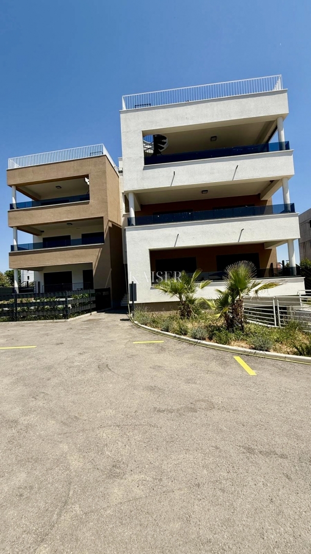 ZADAR–SUKOŠAN: Apartma s strešno teraso, blizu plaže.    