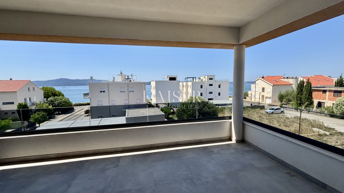 ZADAR–SUKOŠAN: Apartma s strešno teraso, blizu plaže.    