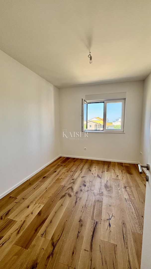 ZADAR–SUKOŠAN: Apartma s strešno teraso, blizu plaže.    