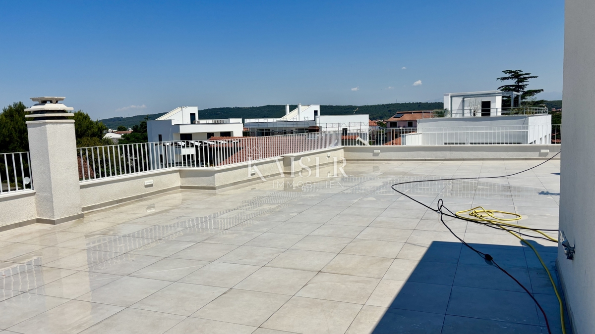 ZADAR–SUKOŠAN: Apartma s strešno teraso, blizu plaže.    