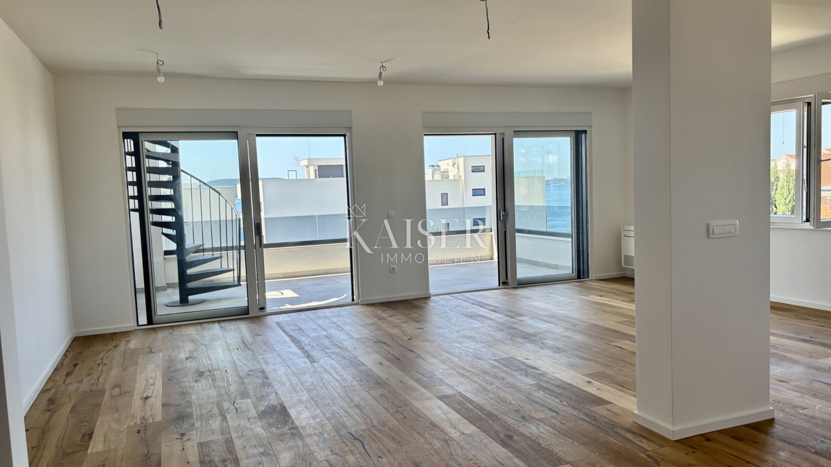 ZADAR–SUKOŠAN: Apartma s strešno teraso, blizu plaže.    