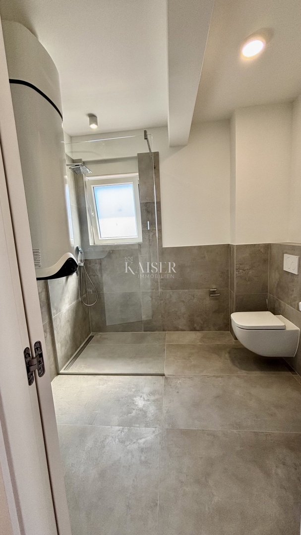 ZADAR–SUKOŠAN: Apartma s strešno teraso, blizu plaže.    