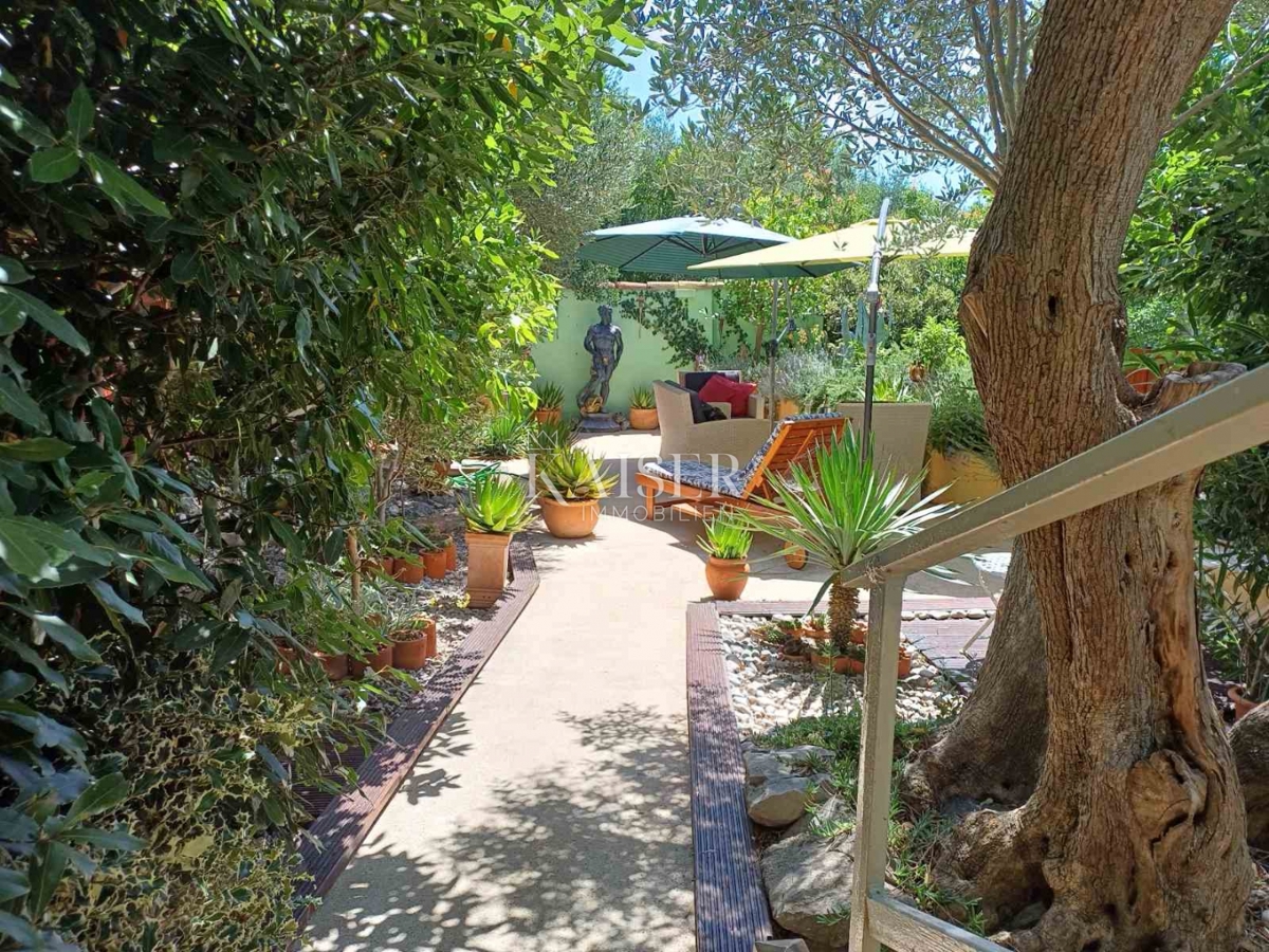 Martinšćica, otok Cres, mediteranska vila ob plaži