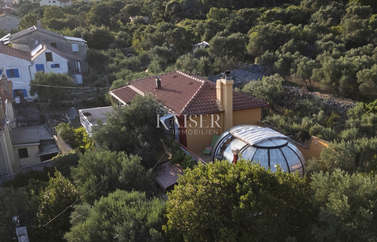 Martinšćica, otok Cres, mediteranska vila ob plaži