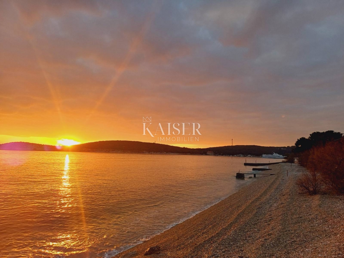 Martinšćica, otok Cres, mediteranska vila ob plaži