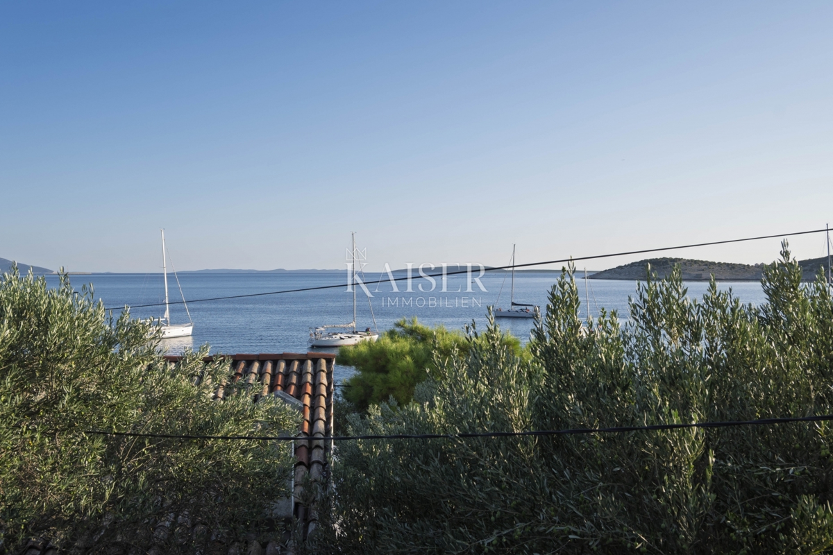 Martinšćica, otok Cres, mediteranska vila ob plaži