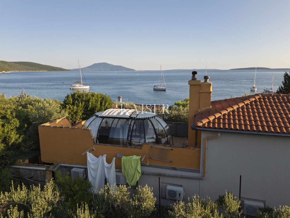 Martinšćica, otok Cres, mediteranska vila ob plaži