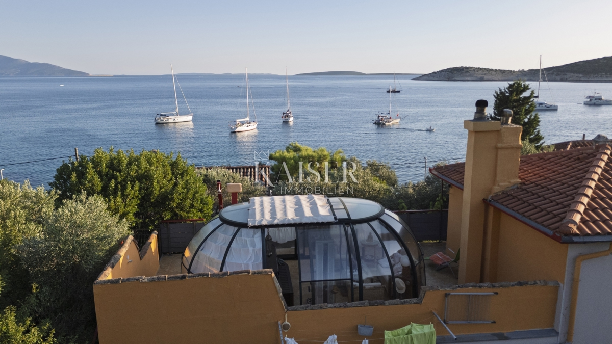 Martinšćica, otok Cres, mediteranska vila ob plaži