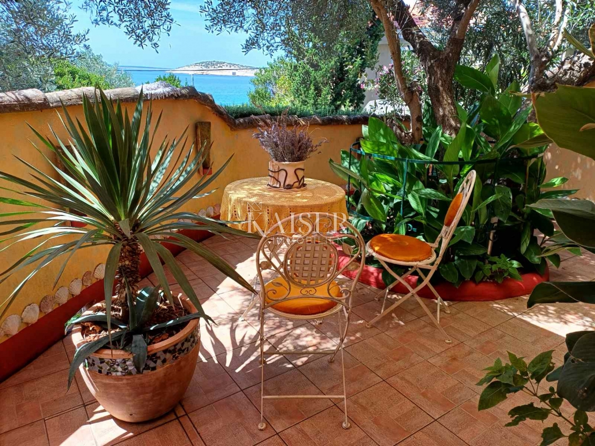 Martinšćica, otok Cres, mediteranska vila ob plaži